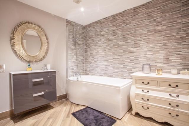 Stylish 2 Bedroom Apartment In Park Circus, West End กลาสโกว์ ภายนอก รูปภาพ